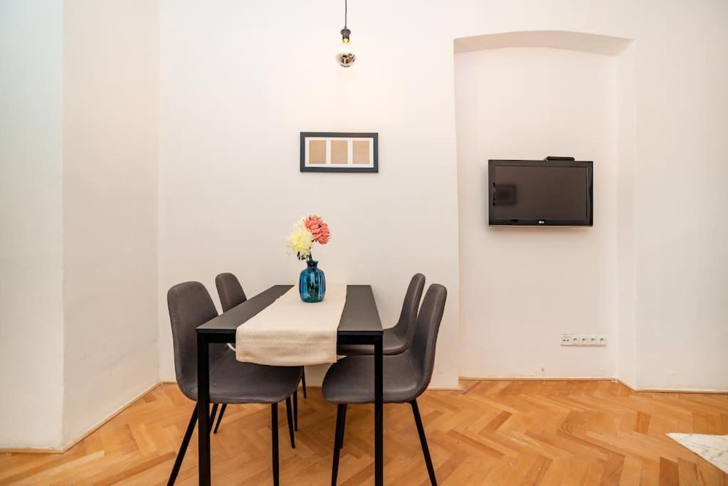Cosy, Retro-styled Flat In Beautiful Zizkov * Praga