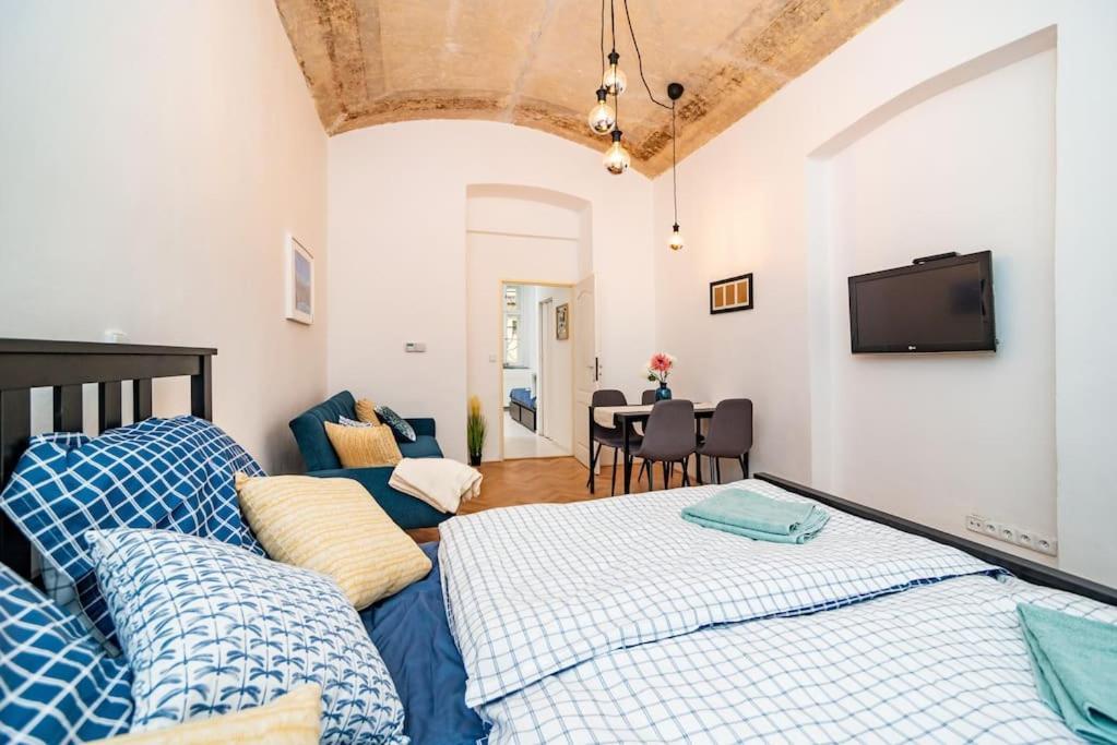 Cosy, Retro-styled Flat In Beautiful Zizkov *