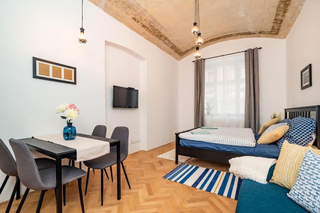 Cosy, Retro-styled Flat In Beautiful Zizkov * Praga